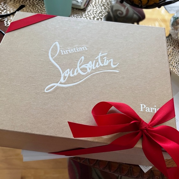 【箱＋替えピンリフト2個＋赤布袋1枚付】 Christian Louboutin 箱＋替えピンリフト2個＋赤布袋1枚付】 Christian Louboutin
